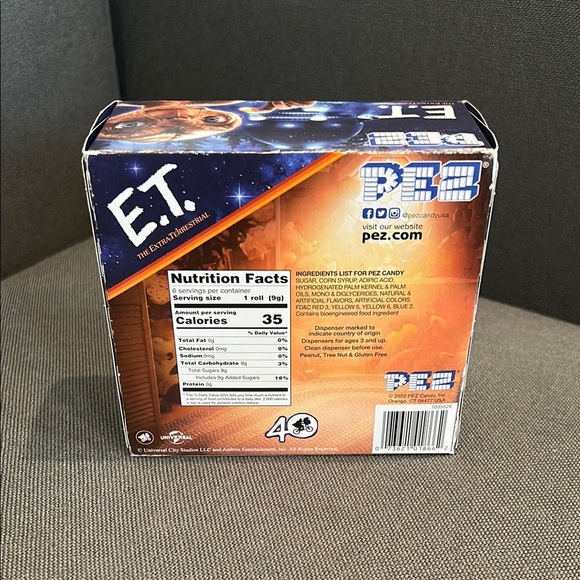 40th Anniversary E.T. Candy Dispenser Set - Red and Tan - Picture 3 of 4